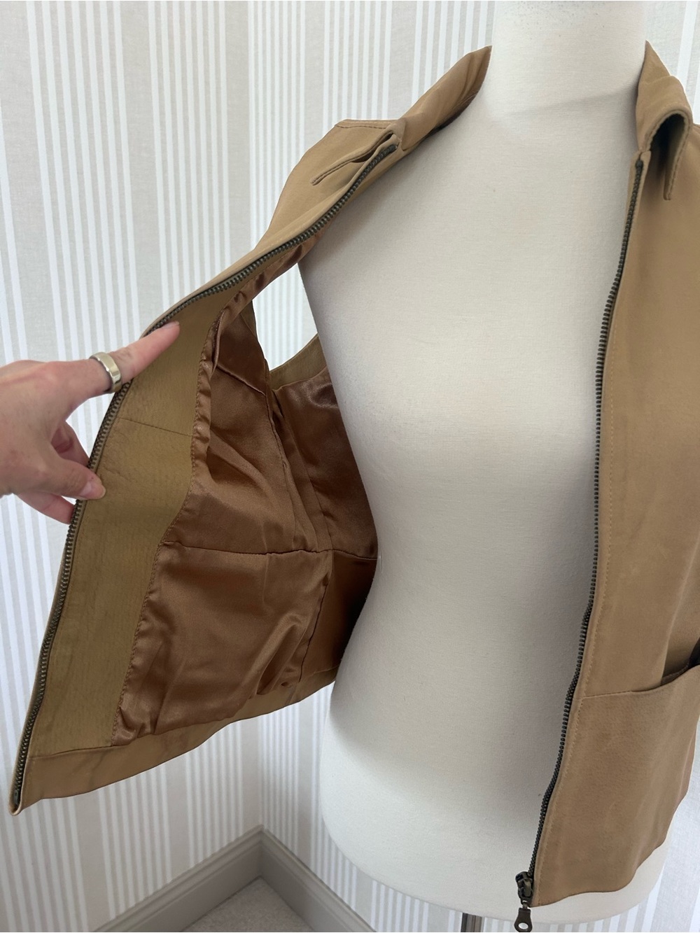 Vintage AMI 100% Genuine Leather Tan Sleeveless Zip Front Collared Vest Small - Picture 7 of 9